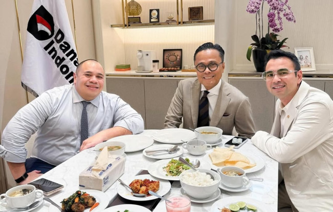 (Dari kiri) CIO Danantara Pandu Sjahrir, COO Danantara Dony Oskaria, dan artis Raffi Ahmad. [Instagram]